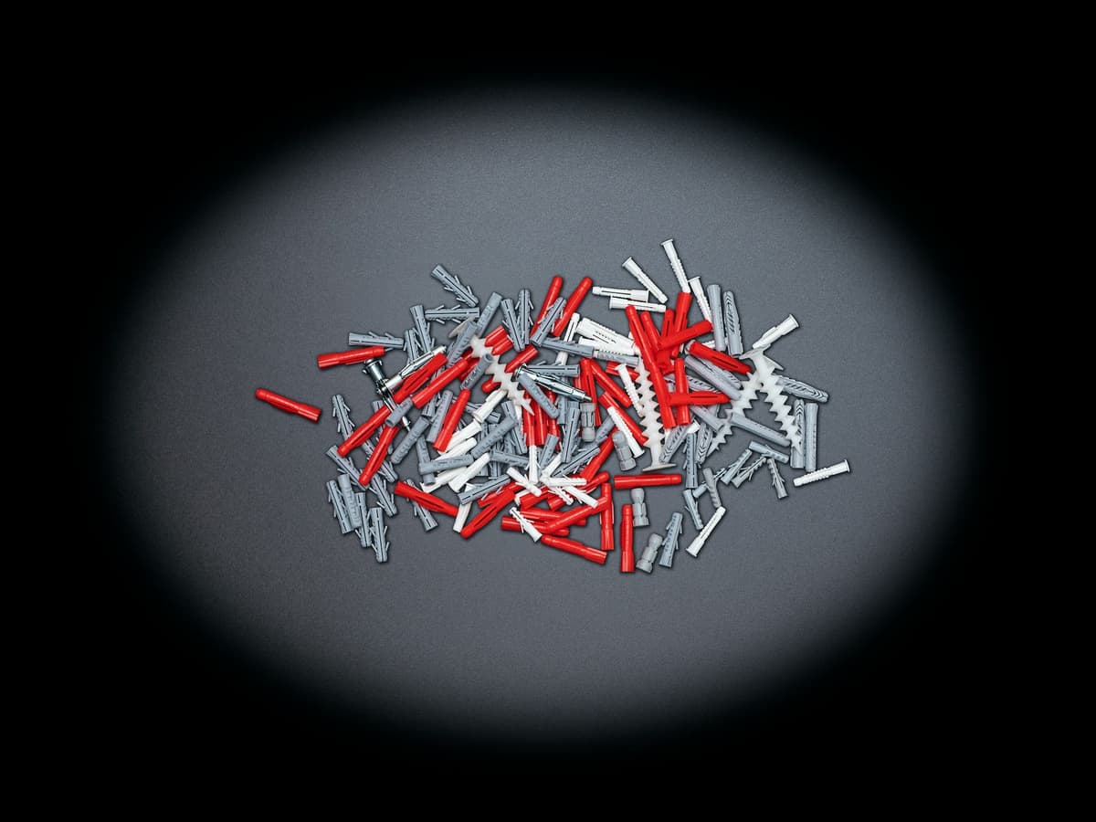 Dübel in grau, weiß und rot