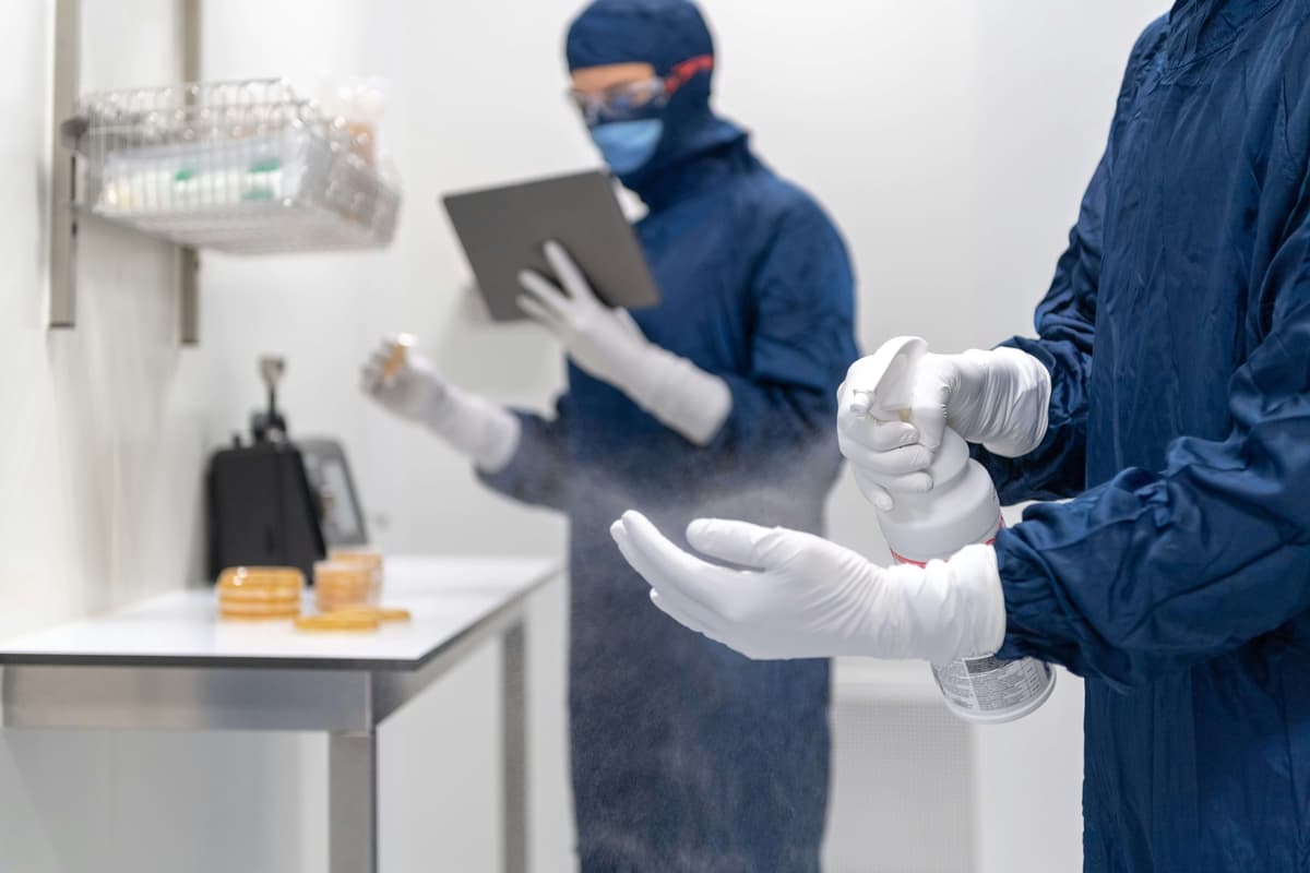Schutzvorkehrungen bei der Reinraumfertigung